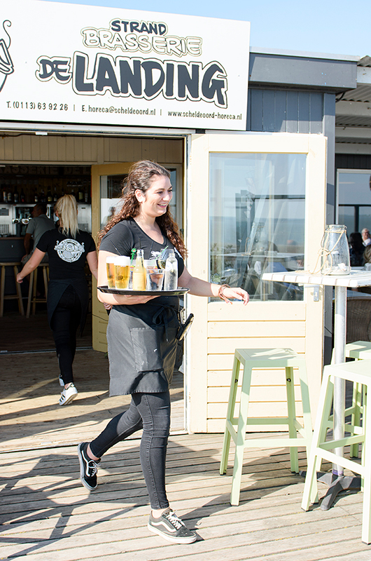 strandbrasserie_de_landing_serveerster